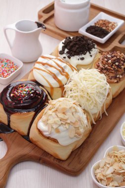 Kremalı ve kremalı çikolatalı pasta.