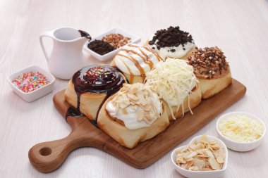 Kremalı, tatlı ve taze çikolatalı bir fincan sıcak kahve..