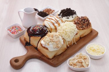 Tahta masada lezzetli çikolata ve çörekler. en üstteki görünüm