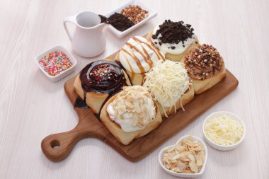 Çikolata soslu lezzetli çöreklerden yüksek açılı bir poz.