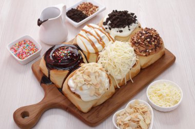 Lezzetli dondurmalı bir tabağın üst görüntüsü.