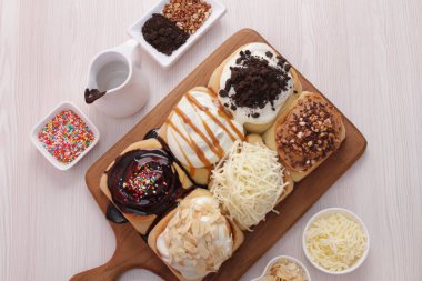 Kremalı ve fındıklı çikolatalı kek.