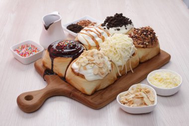 Krem şantili sıcak ve soğuk çörekler