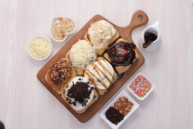 çeşitli çörek ve kahve çeşitleri.