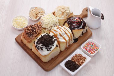 Çikolata ve kremalı çörek.