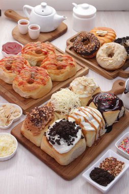 Çeşitli ekmek ve çörekler.