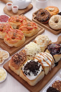 çeşitli hamur işleri ve çörekler