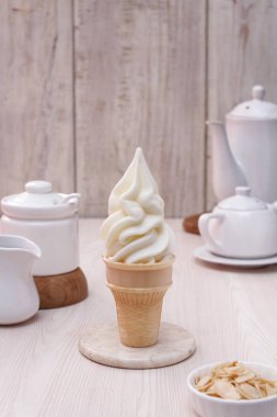 Lezzetli dondurma ve waffle külahlı bir fincan.