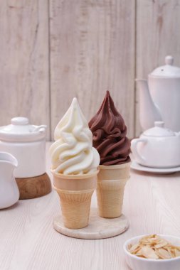 Lezzetli vanilyalı bir fincan ve ahşap masada çikolata kreması.