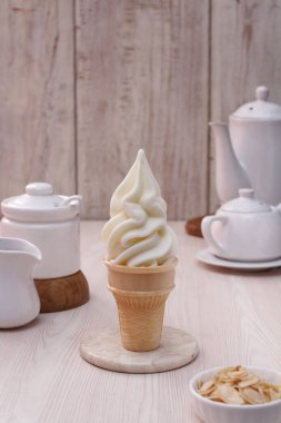 Lezzetli dondurma ve ahşap masada şekerleme.