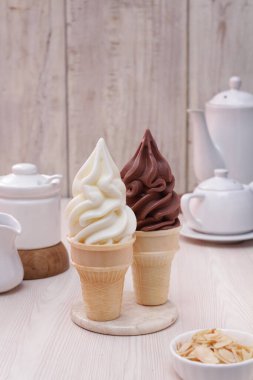 Lezzetli dondurma ve ahşap masada şekerleme.