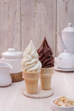 Lezzetli çikolatalı krema ve şekerlemeler masada, yakın plan.