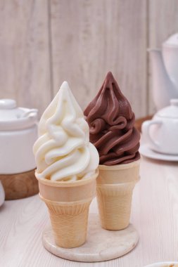 Lezzetli çikolatalı kekler. Masada krema var.