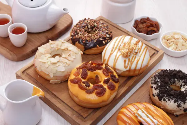 Beyaz Arka Planda Çeşitli Donut Çörekler Var — Stok fotoğraf