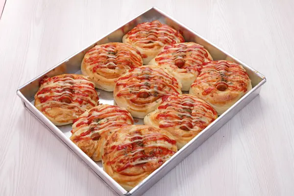 Kırmızı ve siyah kremalı lezzetli hamur işleri.