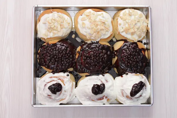 Lezzetli çikolatalı çörekler masada.