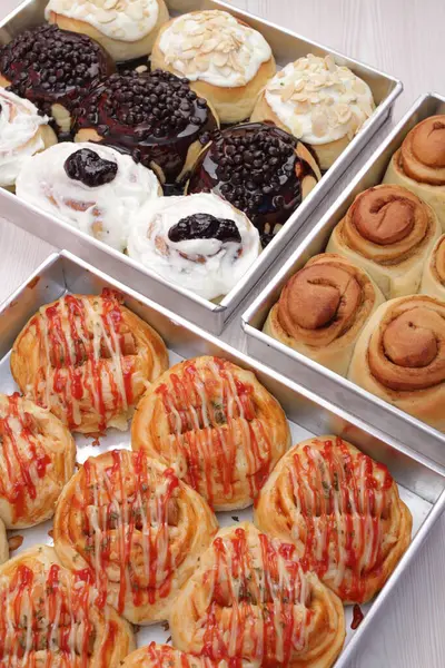 Masada çeşitli hamur işleri ve tatlılar var.