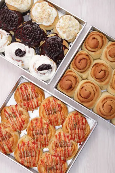 Ahşap zemin üzerinde çeşitli hamur işleri tepsisi