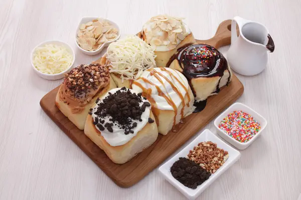 Çikolata ve kremalı çörek.