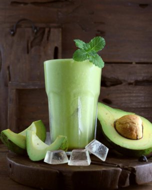 Kadeh tabloda lezzetli avokado güler yüzlü