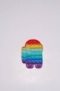 Beyaz arka planda renkli oyuncak gökkuşağı