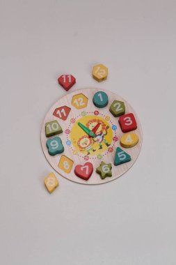 Beyaz arkaplandaki renkli zarlara yakın çekim. zaman kavramı.