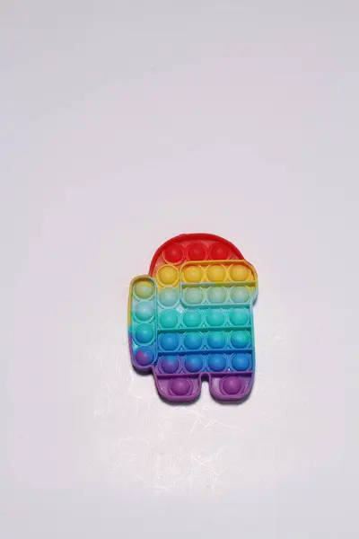 白色背景上彩色的玩具彩虹 — 图库照片