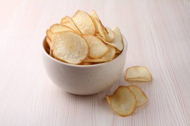 Beyaz arkaplanda patates cipsi