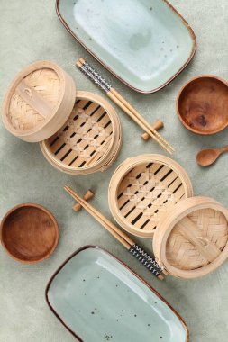 Ahşap arka planda yemek çubukları olan boş kaseler ve kaseler.