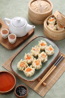 Et, sebze ve baharatlı Çin mantısı.