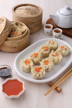 Sebzeli ve etli Asya mantısı.