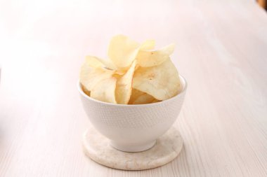 Patates cipsi ve tuz ve biber.