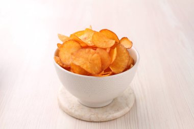 Tuz ile patates cipsi