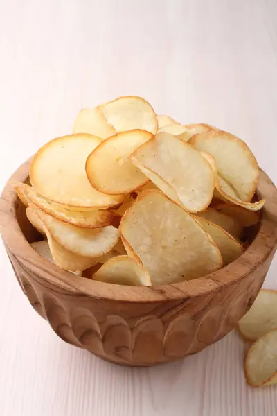 patates cipsi plaka üzerinde