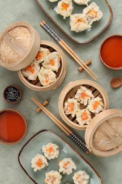 中国蒸饭饺子加酱汁 — 图库照片