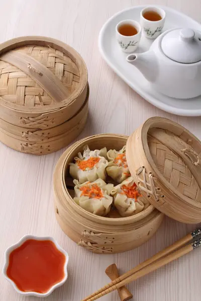 中国蒸饺子配肉和蔬菜 — 图库照片