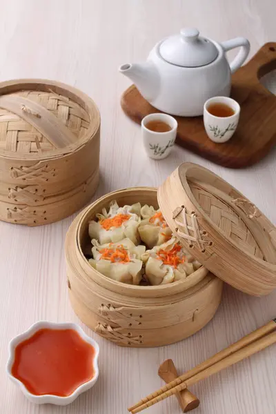 中国の蒸し米の餃子と野菜とソース — ストック写真