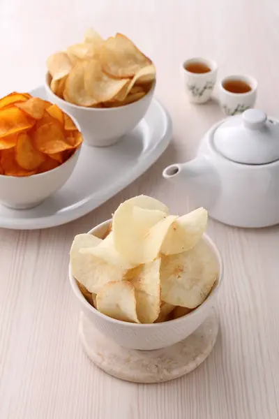 ポテトチップス ホワイトプレートにソースと紅茶のカップ — ストック写真