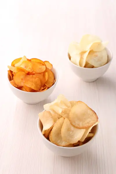 白い背景にポテトとジャガイモのチップが付いているプレート — ストック写真