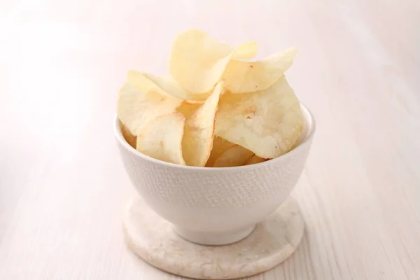 Patatas Fritas Tazón Con Sal —  Fotos de Stock
