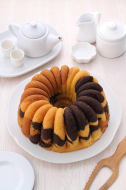 Vanilya kremalı ve çikolata kaplı lezzetli çikolatalı pasta.