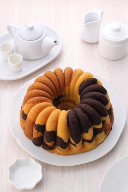 Kremalı ve karamel soslu çikolatalı pasta.