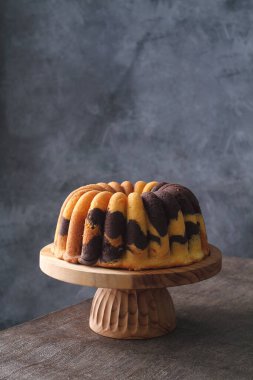 Tahta arka planda çikolata ve fındıklı lezzetli pasta.