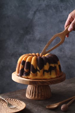 Çikolatalı ve fındıklı ev yapımı kek.