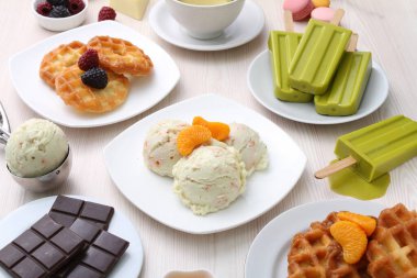 Beyaz üzerine çeşitli tatlı waffle 'lar