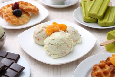 Beyaz arkaplanda farklı tatlılar kümesi