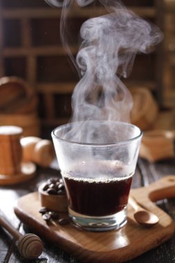 Tahta masada sıcak kahve.