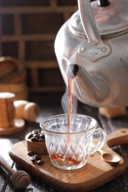 Çaydanlık ve çaydanlıkla bir fincan sıcak çay