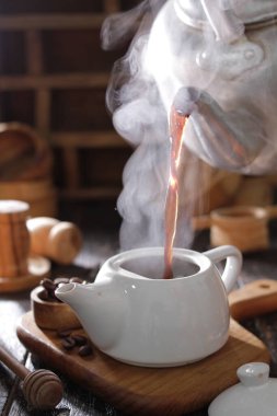 Tahta masada buharlı bir fincan kahve.