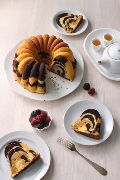 Leckerer Schokoladenkuchen Mit Sahne Und Früchten — Stockfoto